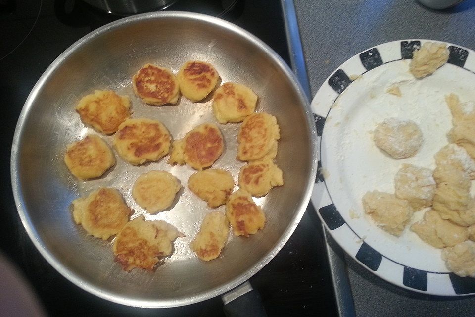 Potato Puffs mit Dip - knusprig-cremige Kartoffelplätzchen