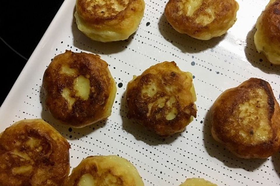 Potato Puffs mit Dip - knusprig-cremige Kartoffelplätzchen