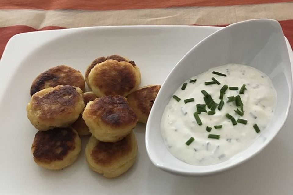 Potato Puffs mit Dip - knusprig-cremige Kartoffelplätzchen