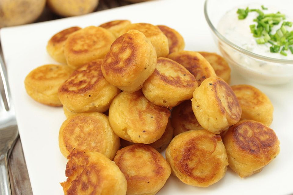 Potato Puffs mit Dip - knusprig-cremige Kartoffelplätzchen