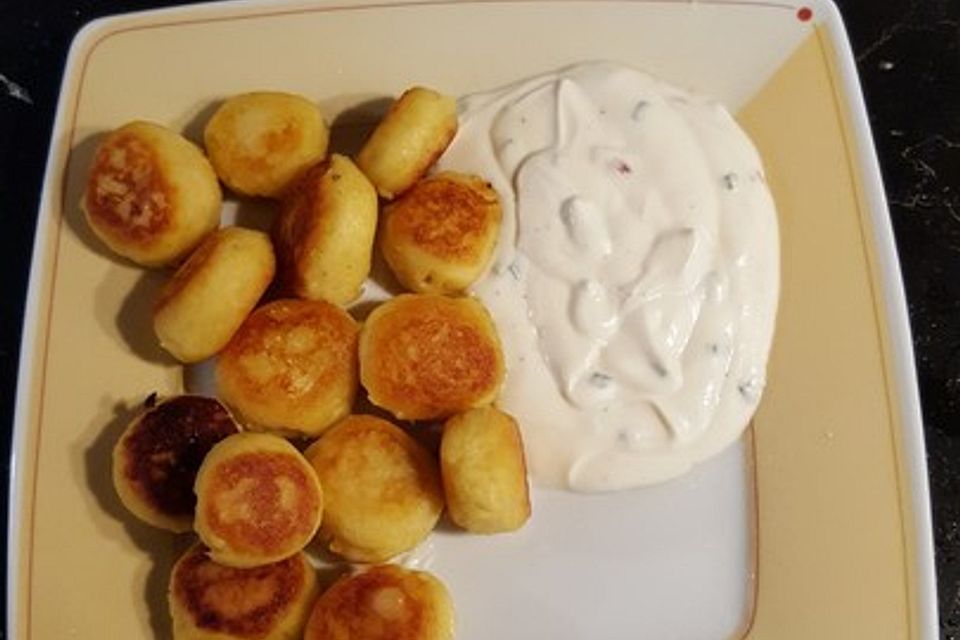 Potato Puffs mit Dip - knusprig-cremige Kartoffelplätzchen