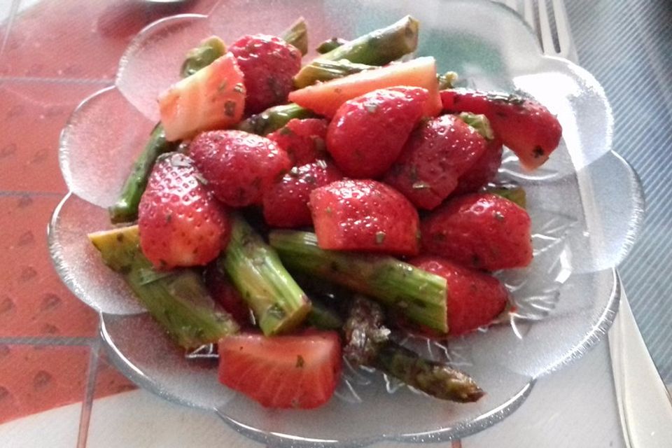 Grüner Spargelsalat mit Erdbeeren