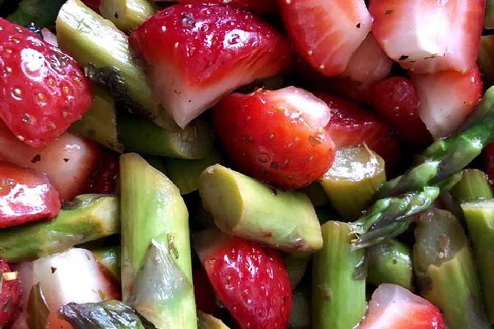 Grüner Spargelsalat mit Erdbeeren