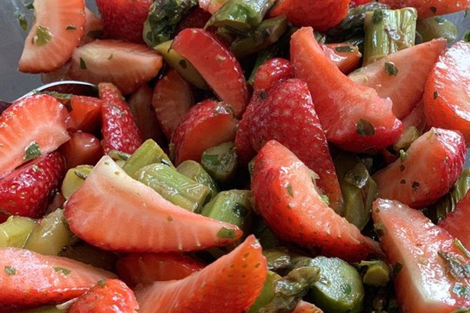 Grüner Spargelsalat mit Erdbeeren