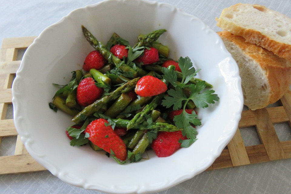 Grüner Spargelsalat mit Erdbeeren