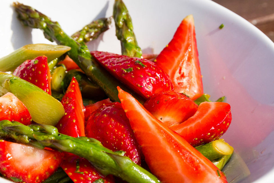 Grüner Spargelsalat mit Erdbeeren