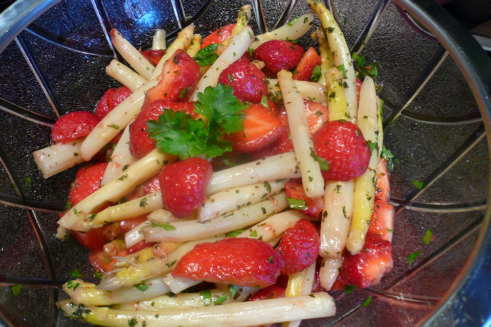 Grüner Spargelsalat mit Erdbeeren