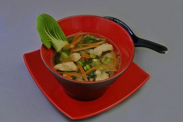 Pak Choi-Suppe mit Hähnchenfleisch