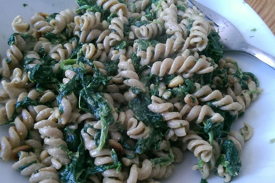 Nudeln mit Pesto und Spinat