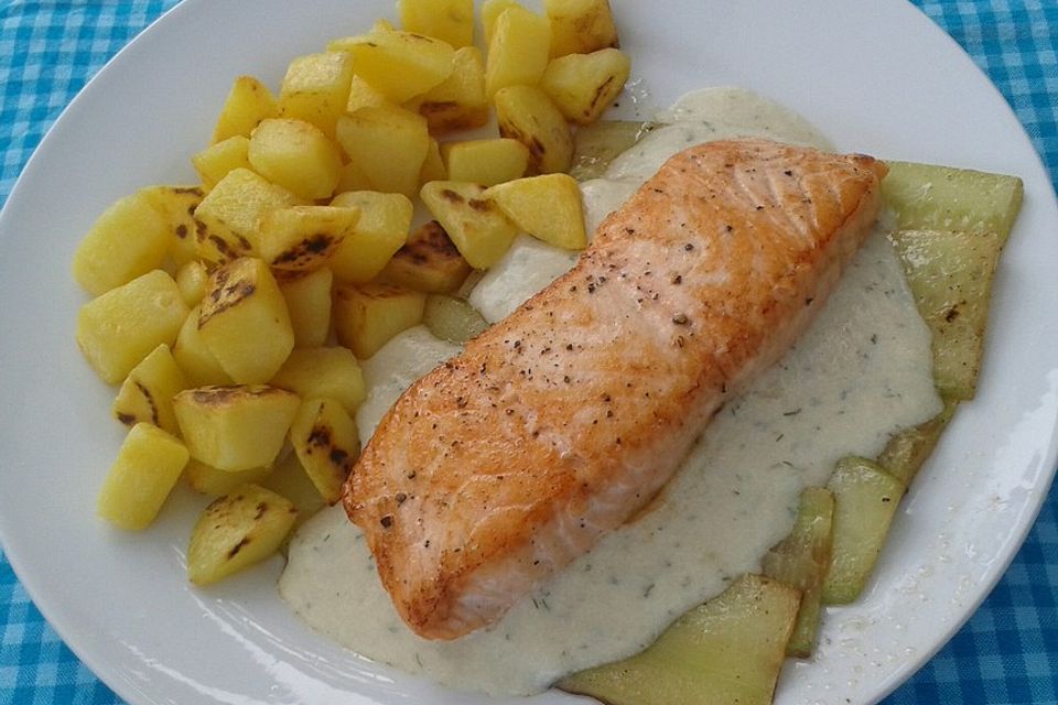 Lachs auf Gurke und Dillsauce