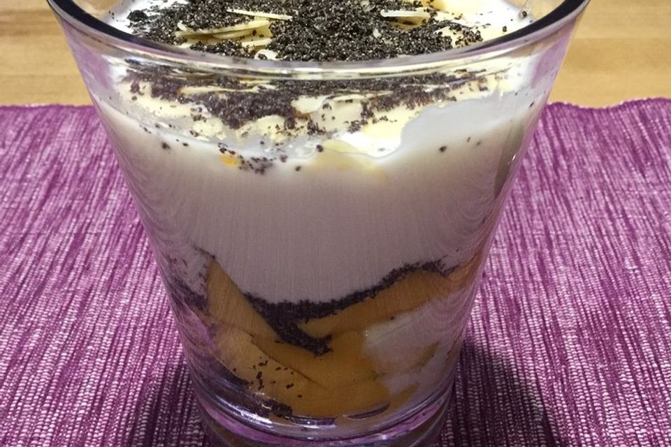 Mango mit Mohn-Joghurt-Sauce