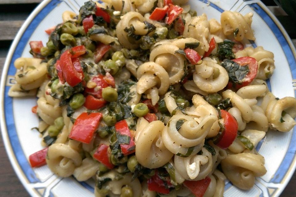 Pasta mit Bärlauch, Paprika, Feta und Erbsen