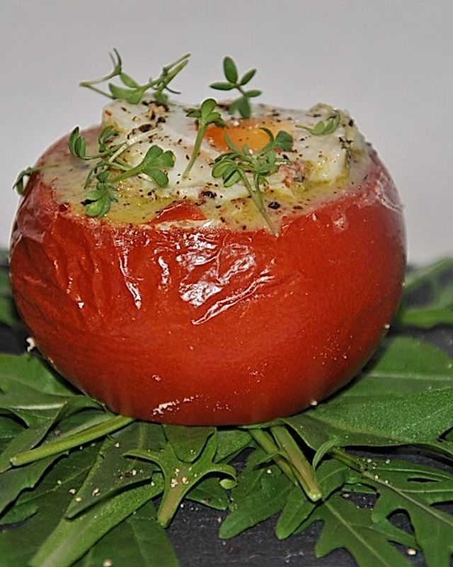 Gefüllte Tomaten mit Ei auf Blattsalat