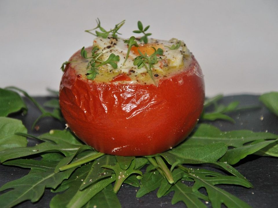 Gefüllte Tomaten mit Ei auf Blattsalat von inwong| Chefkoch