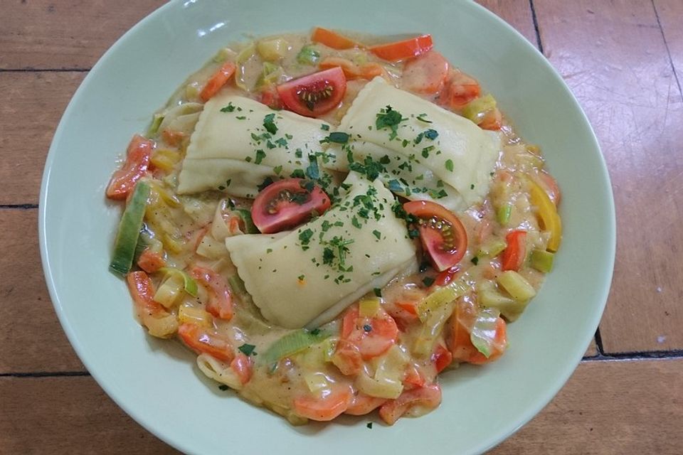 Maultaschen auf einer Kokos-Gemüse-Pfanne