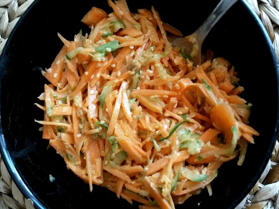 Gurken-Möhren-Salat mit Sesamdressing von Pachoulia| Chefkoch