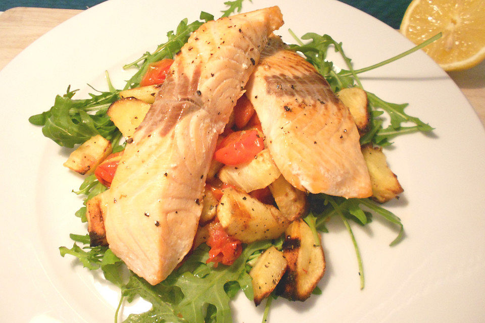 Lachsfilet mit Pastinaken und Tomaten auf Rucolasalat