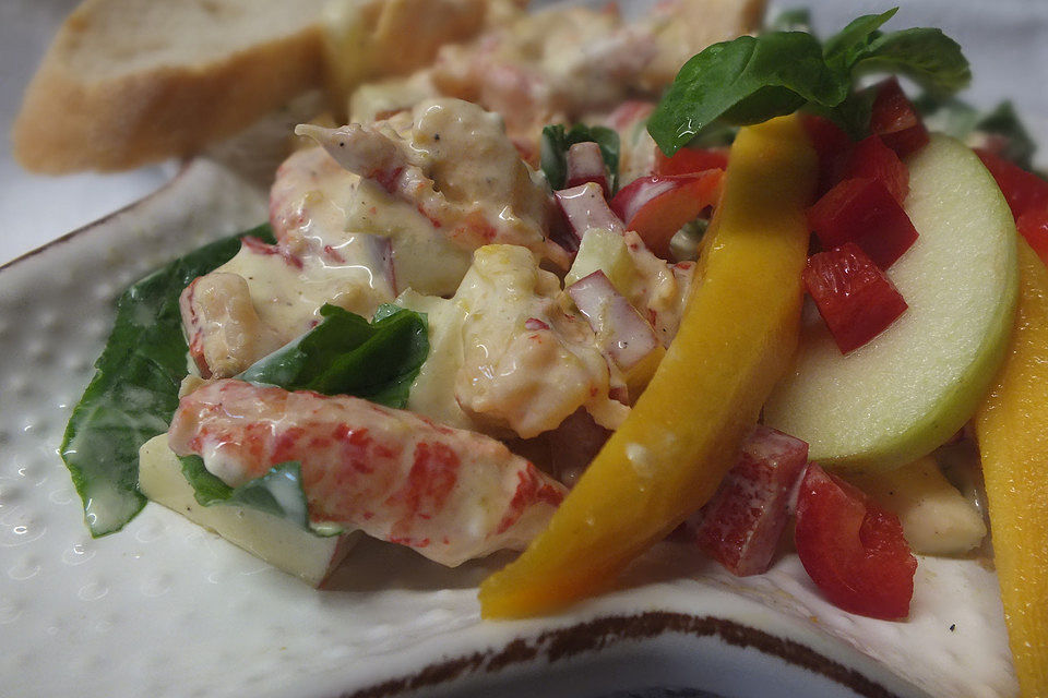 Flusskrebs-Salat mit Apfel, Mango und Paprika