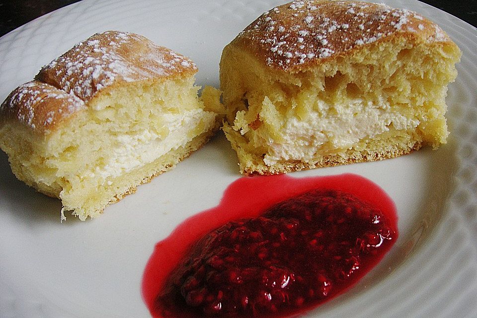 Buchteln mit Topfenfülle und Erdbeersauce