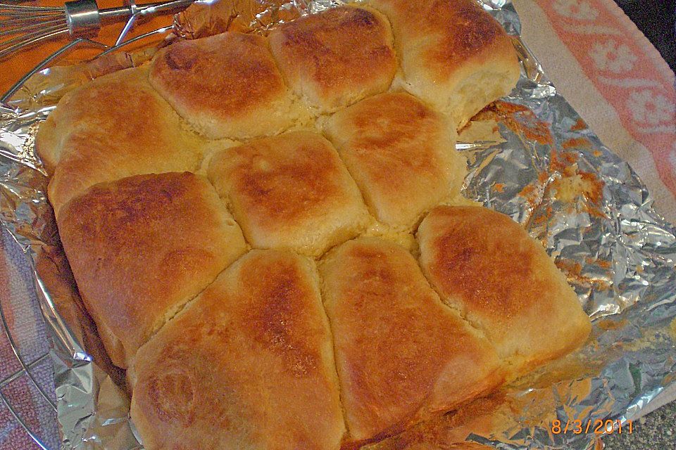 Buchteln mit Topfenfülle und Erdbeersauce