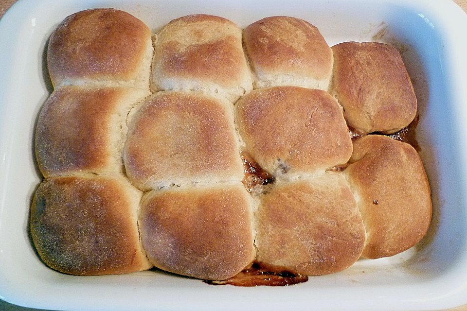 Buchteln mit Topfenfülle und Erdbeersauce