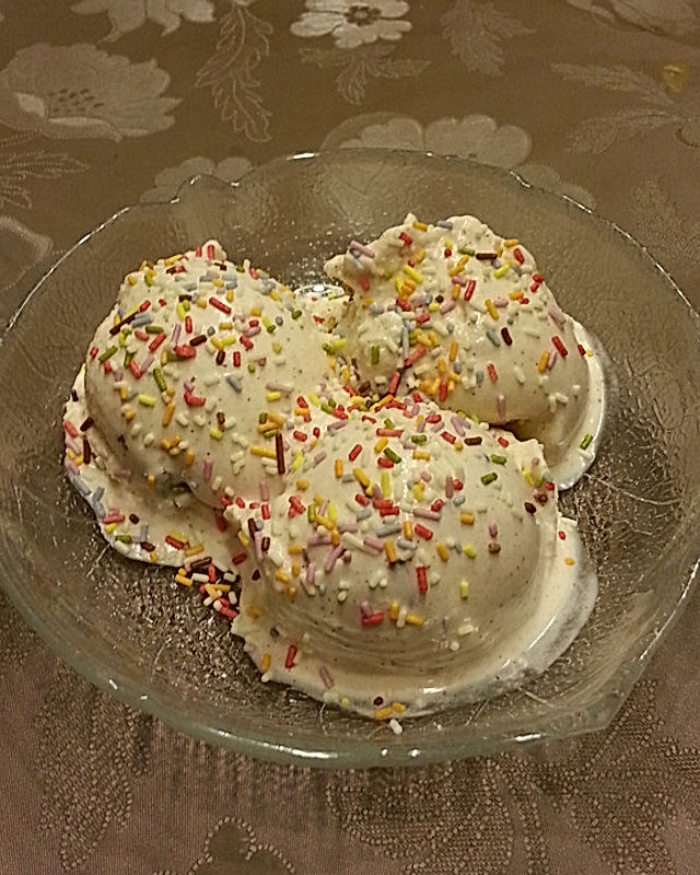 Eiscreme "Tanja" mit Lebkuchen, Zimt, Nougat und Schokolade