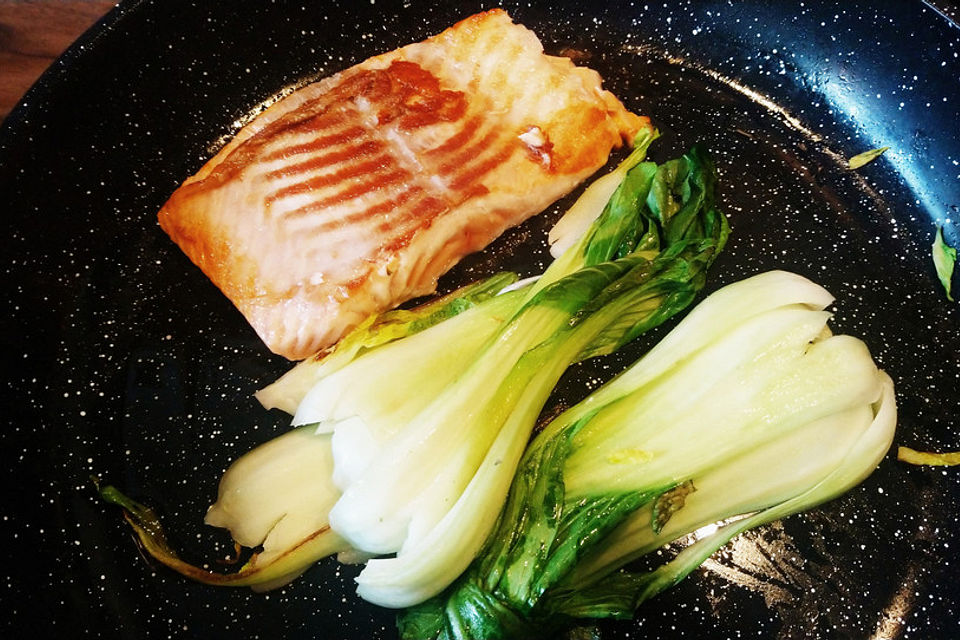 Chili-Lachs mit Pak Choi