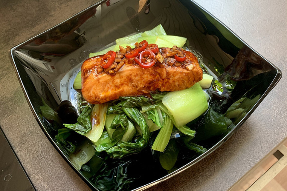 Chili-Lachs mit Pak Choi