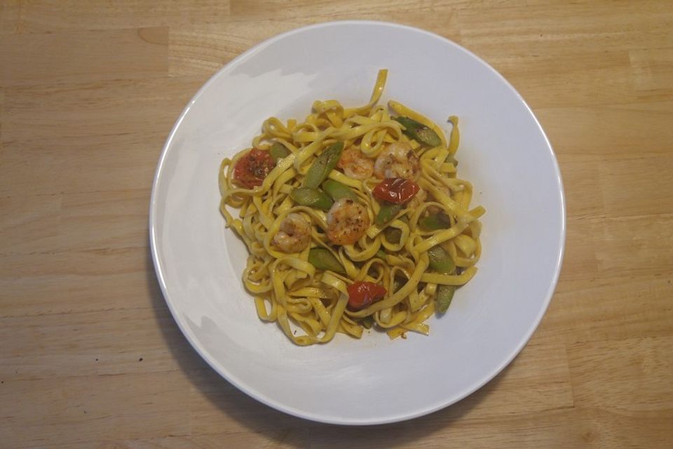 Pasta mit Garnelen an grünem Spargel und Kirschtomaten