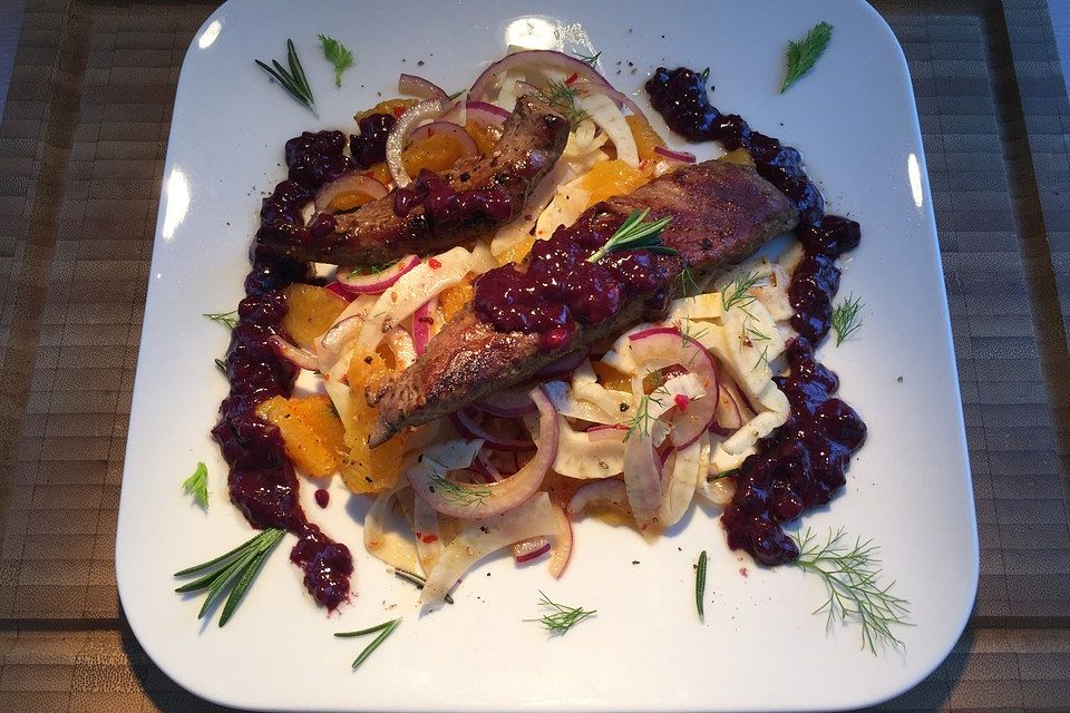 Lammfilets mit Rotweinsauce auf sizilianischem Salat