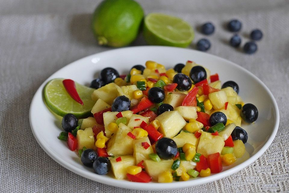 Ananassalat mit Mais, Paprika und Blaubeeren