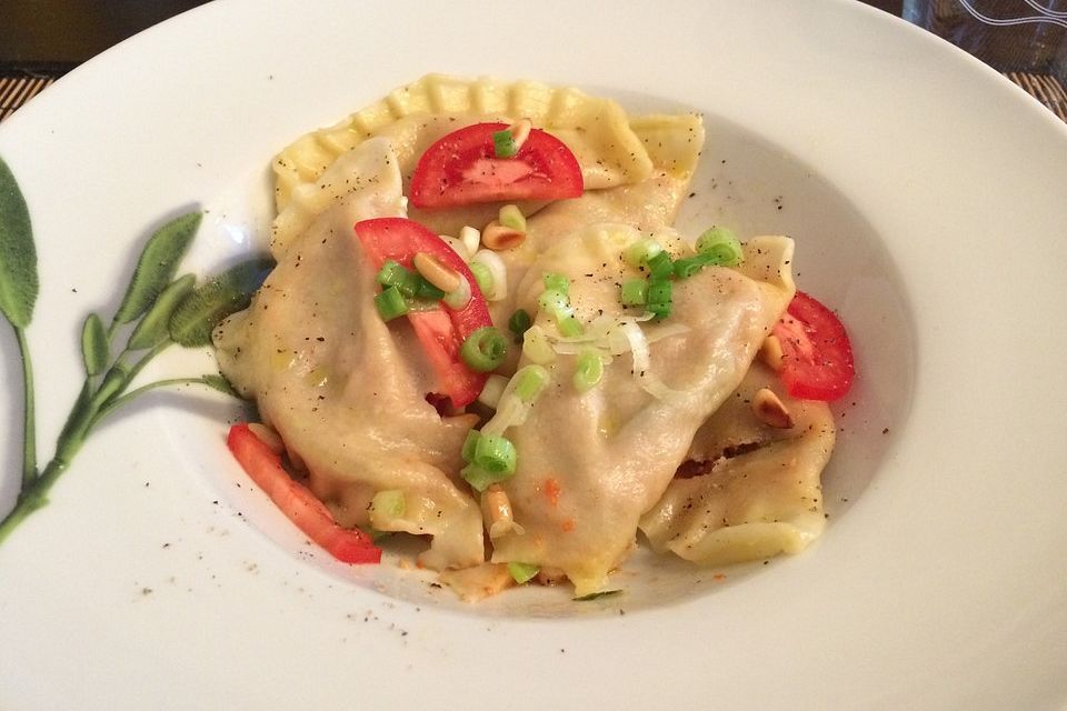 Ravioli mit Tomaten-Oliven-Füllung