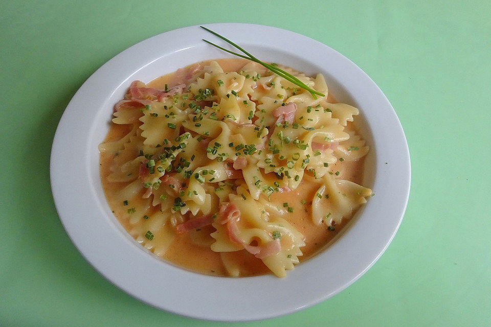 Nudeln in cremiger Schinken-Tomatensoße