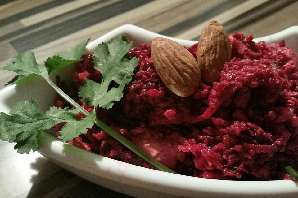 Rote-Bete-Salat mit Couscous, Karotten, Walnüssen, Koreander und Schafkäse