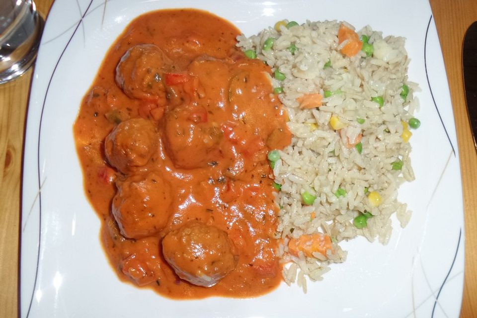 Veggie-Hackbällchen in Tomaten-Rahmsauce mit Gemüsereis