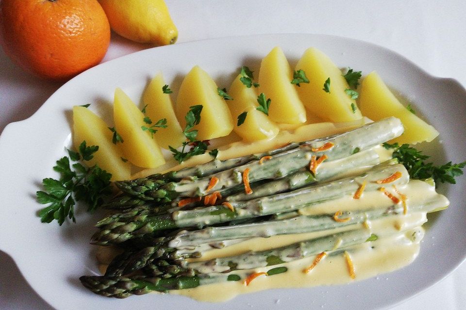 Grüner Spargel in Kräuter-Orangen-Joghurt-Sahne-Sauce