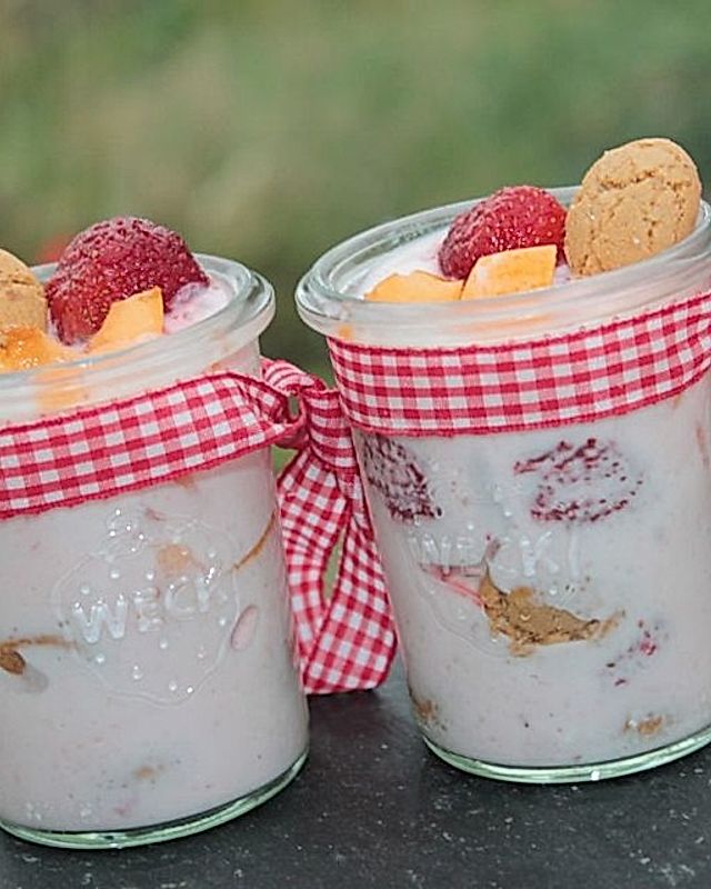 Erdbeer-Mispel-Limetten-Joghurt-Dessert mit Amarettini