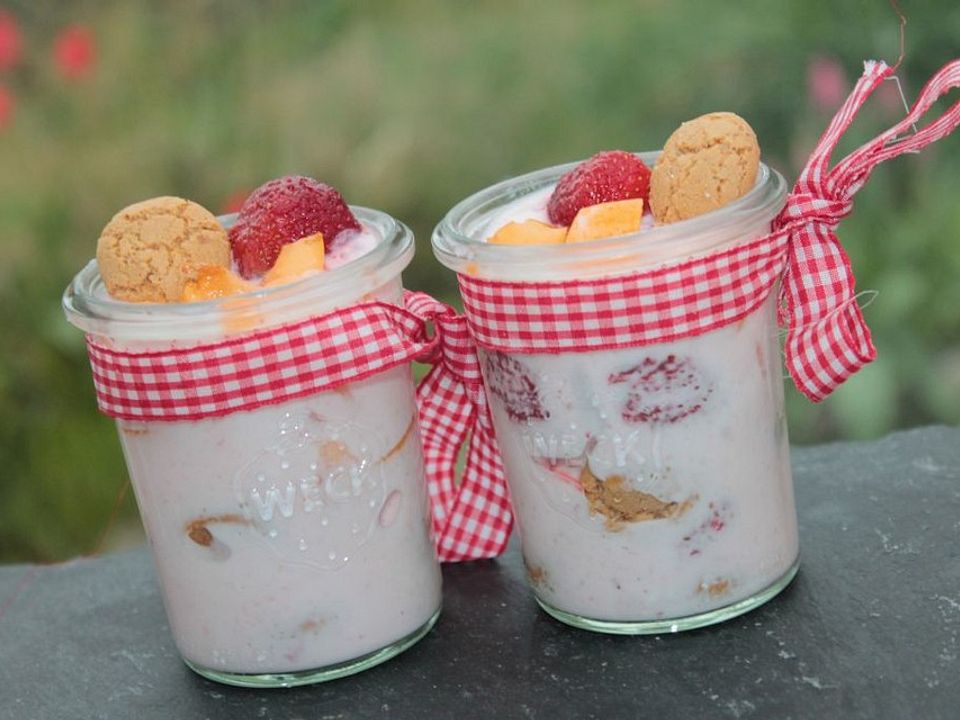 Erdbeer-Mispel-Limetten-Joghurt-Dessert mit Amarettini von patty89 ...