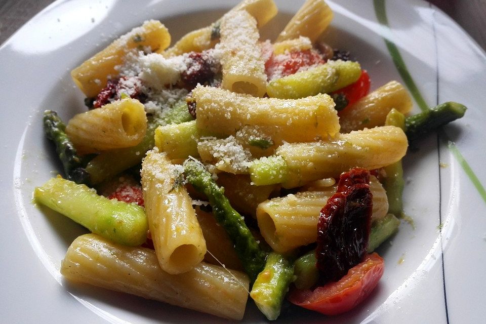 Rigatoni mit grünem Spargel und getrockneten Tomaten