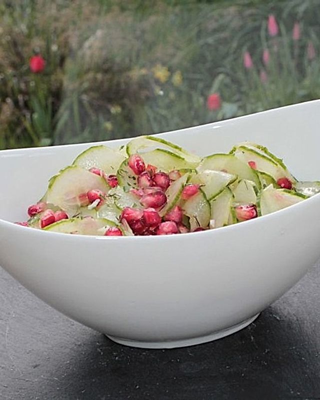 Gurken-Granatapfel-Salat mit Essig-Limetten-Öl-Vinaigrette