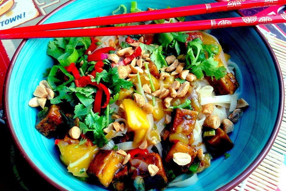 Glasnudelsalat mit Mango und Teriyaki-Tofu