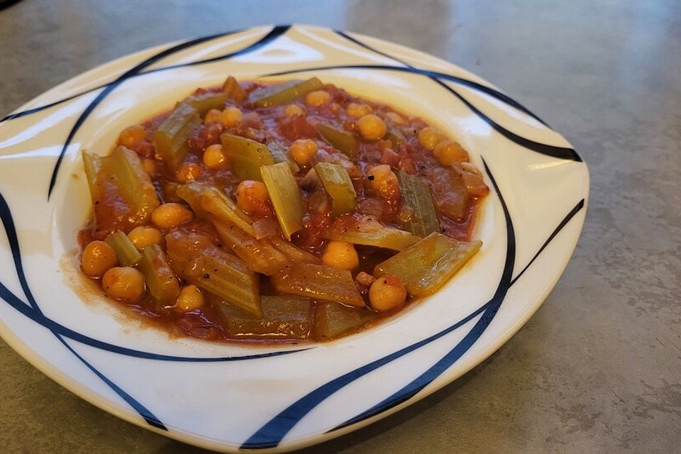 Staudensellerie und Kichererbsen in Tomatensauce