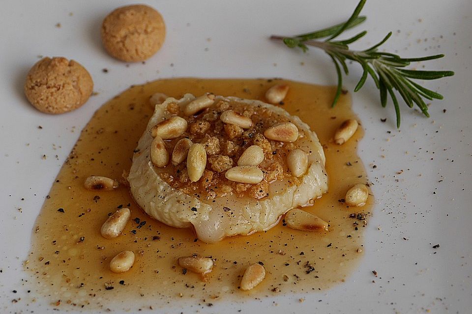 Lauwarm gratinierter Ziegenkäse mit Knoblauch an Rosmarin - Honig Sirup