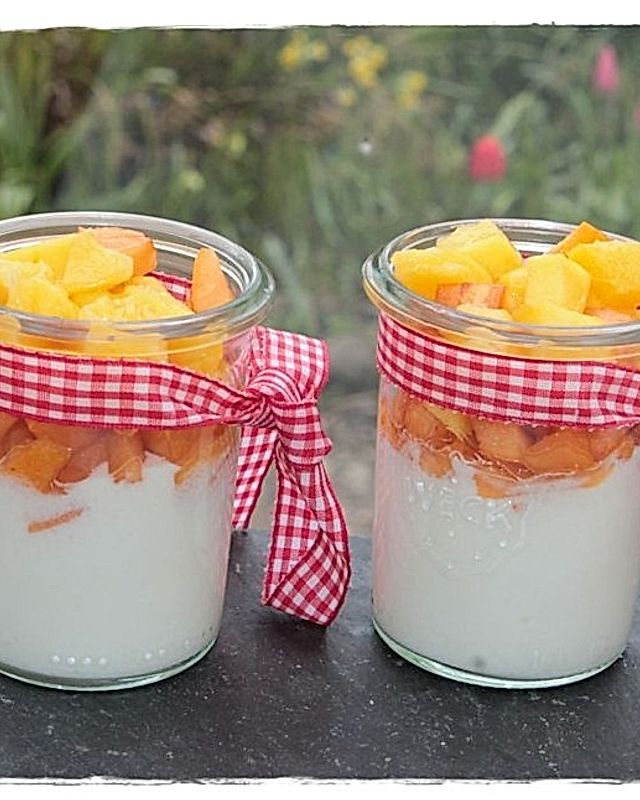 Mango und Mispelstückchen auf Kefir-Joghurt-Speise