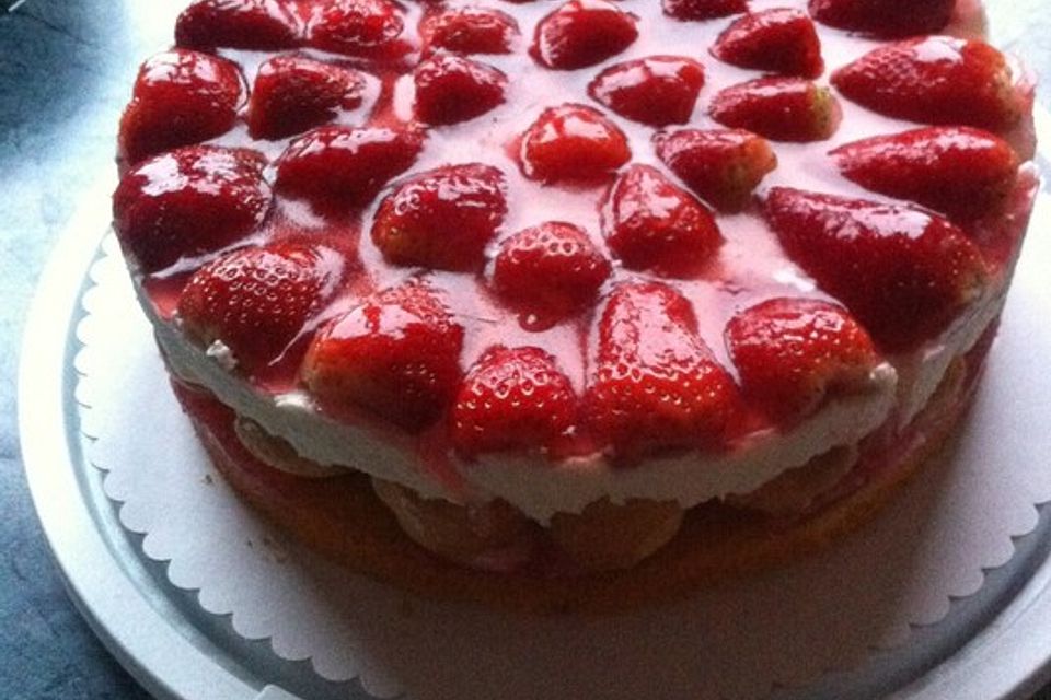 Windbeuteltorte mit Erdbeeren und Holunderblütensirup