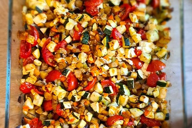 Mediterranes Ofengemüse mit Feta & frischen Kräutern von kochkinoDE