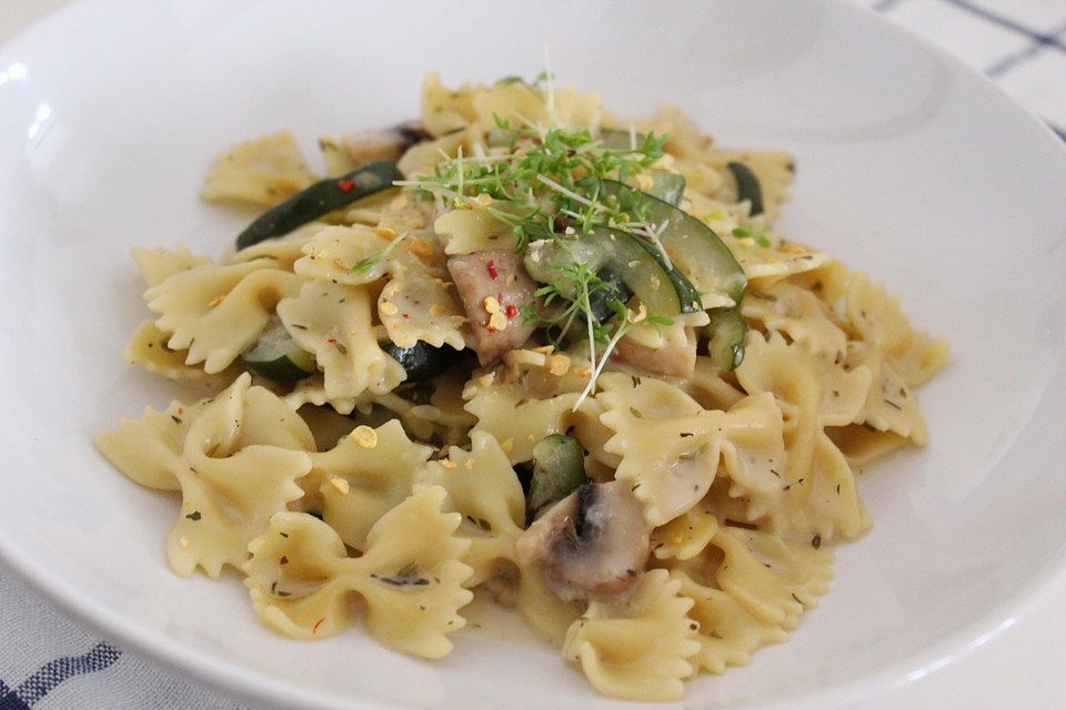 One Pot Pasta mit Zucchini und Champignons