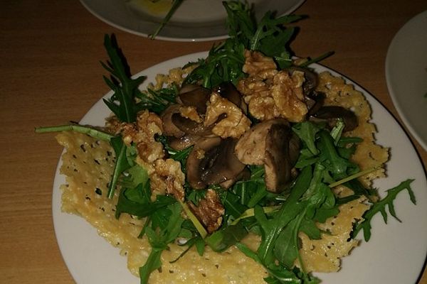 Rucola-Salat mit Walnüssen im Parmesankörbchen von koch-kinoDE | Chefkoch