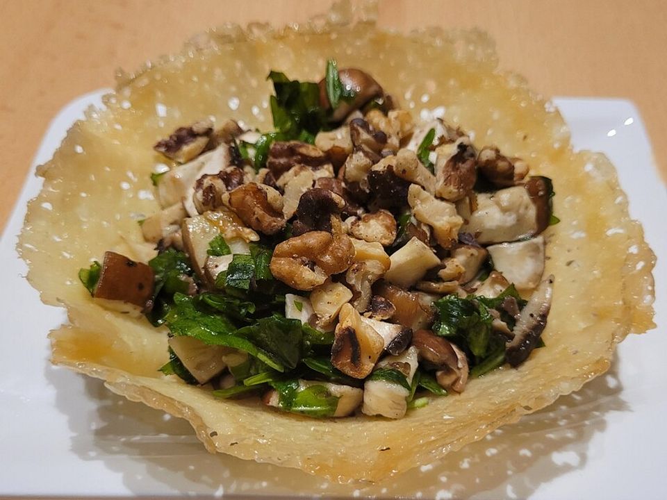 Rucola-Salat mit Walnüssen im Parmesankörbchen von koch-kinoDE| Chefkoch