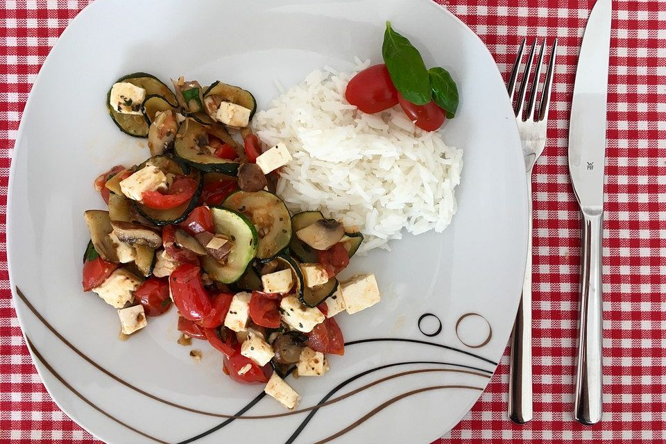 Leichte Zucchini-Tomaten-Pfanne mit Schafskäse